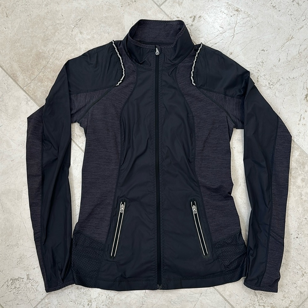 lululemon wind resistant running jacket. EUC. size 4. black.